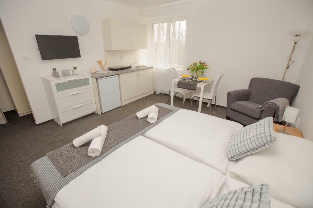 Hotel Blue Apartment Братислава Екстер'єр фото