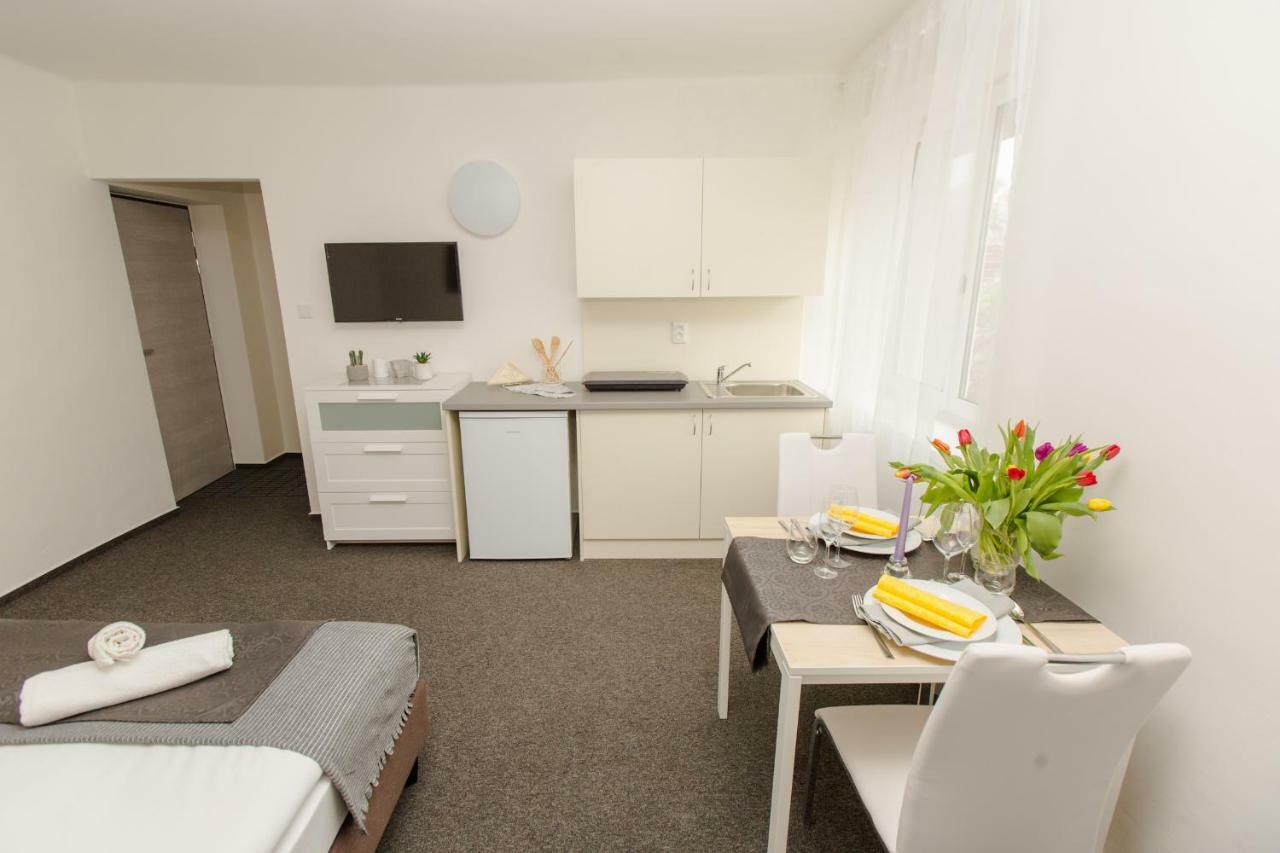 Hotel Blue Apartment Братислава Екстер'єр фото