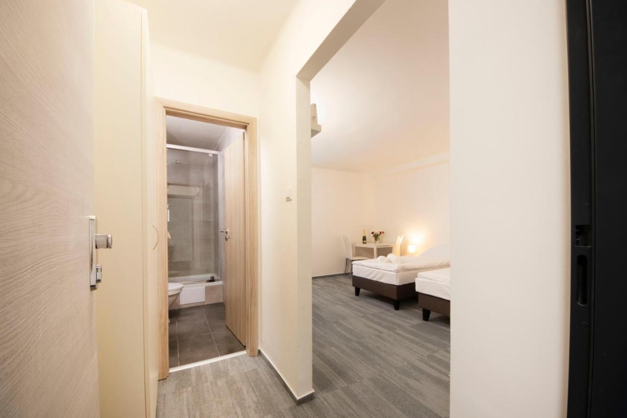 Hotel Blue Apartment Братислава Екстер'єр фото